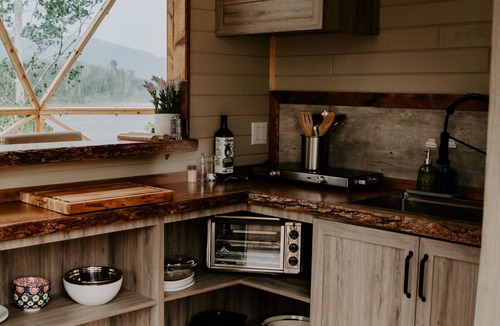 Listuguj Mi'gmaq First Nation Ski Chalet | Dôme 4: Waterfront-HotTub-AC-BBQ-Kitchen-Bathroom