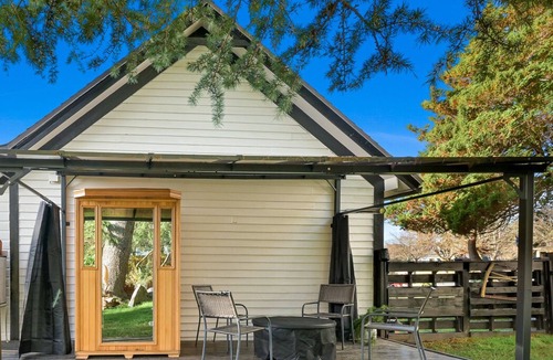 Blaine Cottage | DOWNTOWN BLAINE Charming Studio Cottage/1/3rd Acre/1 Block to Water