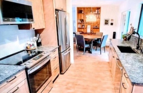 Long Beach House | Downtown Designer Duplex close to Beach! Spa Tub, Sunroom, Game Room, EV & more!