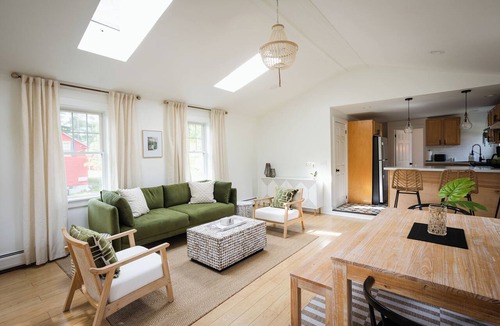 Williamstown House | Downtown Hideaway - Sleeps 8 - Perfect for Groups
