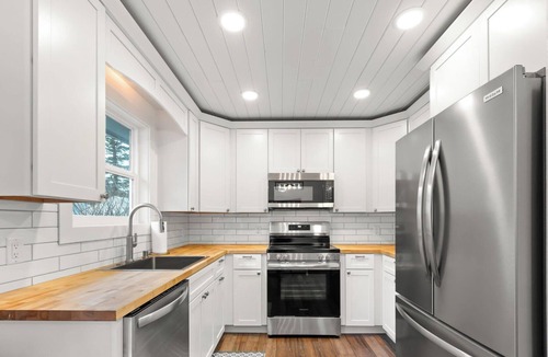 Palmer House | Downtown Home & Studio Apt! Walk to Shops & Cafes!