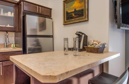 Jackson Hotel | Downtown Jackson - 1 Bedroom Miller Park Suite