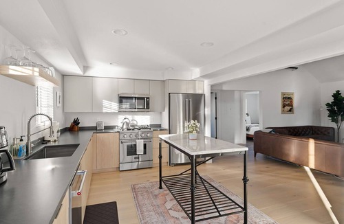 Bend House | Downtown Villa with Private Spa
