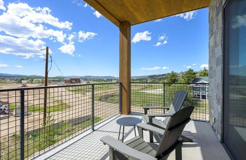 Fraser House | Downtown WP Condo D-202 I Great Views I Bunk Room I Discounted Attractions