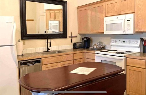 Brownstown Apartment | Downtown Yakima Apt 209, Sleeps 4
