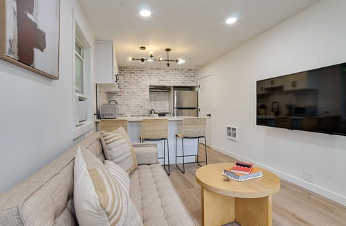 Alki Cottage | Dreamy Puget Sound Vacation Rental: Steps to Bay!