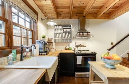 Loyal Heights Cottage | Earl Carriage House: Upscale & Private Guest House