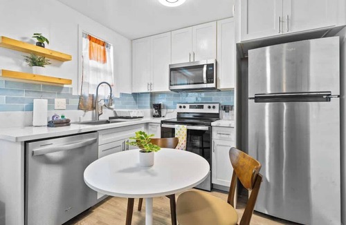 McCully - Moiliili Apartment | Elevated & Modern Honolulu Haven, Renovated w/AC