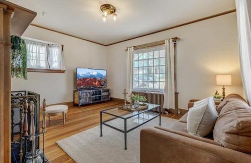 Central Colorado Springs Apartment | Elite Quarters Prime Location Downtown Hot Tub BBQ