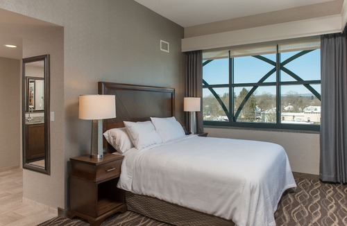 Saratoga Springs Hotel | Embassy Suites Saratoga Springs