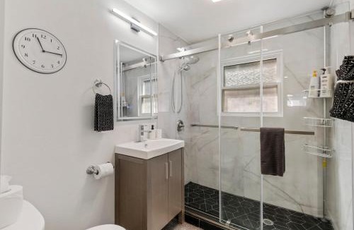 East Queen Anne Apartment | Emerald Leaf Downstairs
