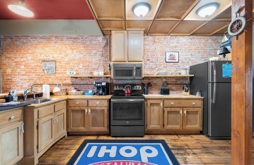 Hampton Apartment | Enchanting river front spot with deck and Tiki bar in charming Hampton, Illinois