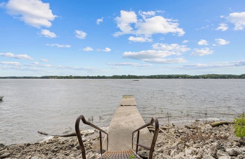 Hampton Apartment | Enchanting river front spot with deck and Tiki bar in charming Hampton, Illinois