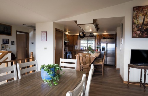 Yakima Apartment | Englewood Crest Nest. Spacious 2 bedroom. Pool Table, BBQ, Patio with view!