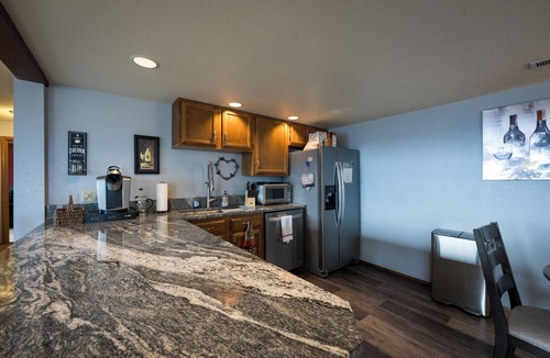 Yakima Apartment | Englewood Crest Nest. Spacious 2 bedroom. Pool Table, BBQ, Patio with view!