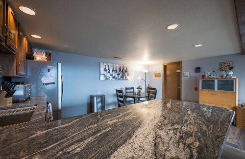 Yakima Apartment | Englewood Crest Nest. Spacious 2 bedroom. Pool Table, BBQ, Patio with view!