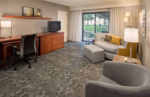 Bridle Trails Hotel | Enjoy a Hassle-Free Stay! Short Drive to Bruce Lee Grave Site, Pet-Friendly!