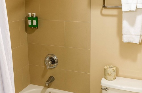 Wenatchee Hotel | Enjoy Panoramic Wenatchee Valley Views! Gorgeoyus Room w/Large Window, Pool