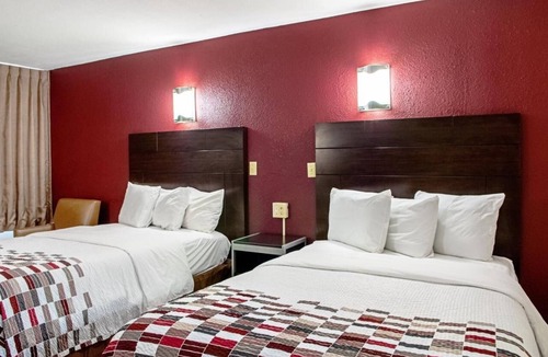 Slidell Hotel | Enjoy Pet-Friendly Comfort w/a Pool + Free Parking – Near Attractions