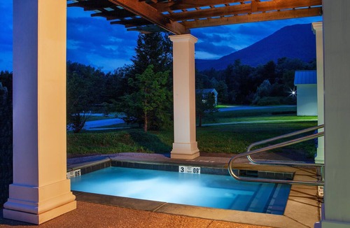 Manchester Apartment | Equinox Getaway | Queen Guest Room w/Sauna & Spa