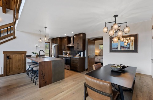 Estes Park Cabin | Estes Dream! End Unit with Patio, Indoor/Outdoor Fireplace and Jacuzzi