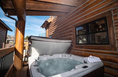 Estes Park Cabin | Estes Escape – Jacuzzi, Indoor/Outdoor Fireplace and BBQ Grill