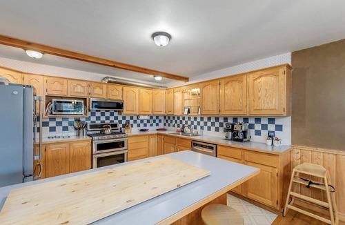 Plain Cabin | Exceptional Pet-Friendly Cabin with Panoramic Mountain Views Ideal for Star-Gazing from the Outdoor Hot-Tub by Lake Chelan, Washington