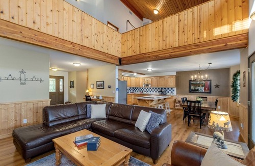 Plain Cabin | Exceptional Pet-Friendly Cabin with Panoramic Mountain Views Ideal for Star-Gazing from the Outdoor Hot-Tub by Lake Chelan, Washington