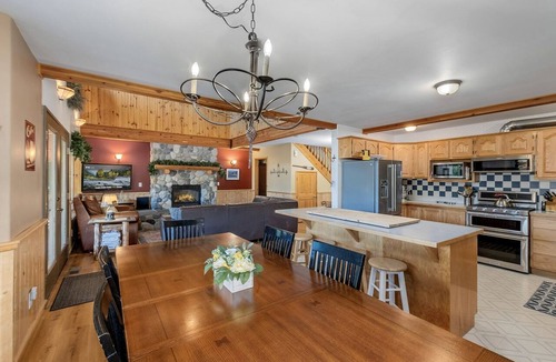 Plain Cabin | Exceptional Pet-Friendly Cabin with Panoramic Mountain Views Ideal for Star-Gazing from the Outdoor Hot-Tub by Lake Chelan, Washington