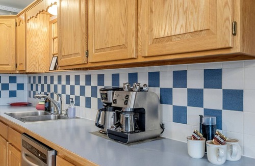 Plain Cabin | Exceptional Pet-Friendly Cabin with Panoramic Mountain Views Ideal for Star-Gazing from the Outdoor Hot-Tub by Lake Chelan, Washington