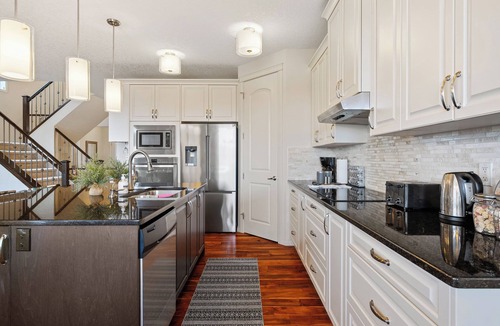 Northwest Calgary House | Executive luxury 5 bedrooms living on a green space
