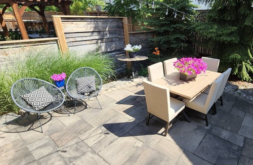 Rosemount House | Executive, walkable, 2Bath, near 401 & 8, patio, BBQ, multi monitors, Xbox