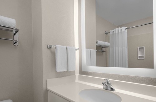 Renton Hotel | Experience Utmost Comfort! Free Airport Shuttle, Free Parking, Full Kitchen!