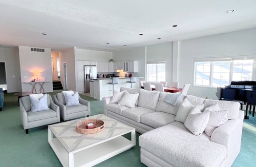 Petoskey Condo | Extra Spacious 2Bed w/Large Terrance + Amenities