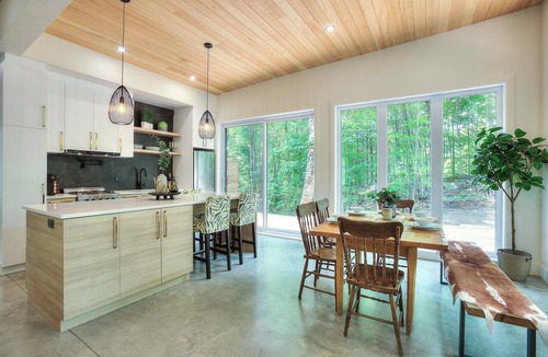 La Conception Cottage | Fall in Tremblant Jacuzzi Sauna Dogs welcome