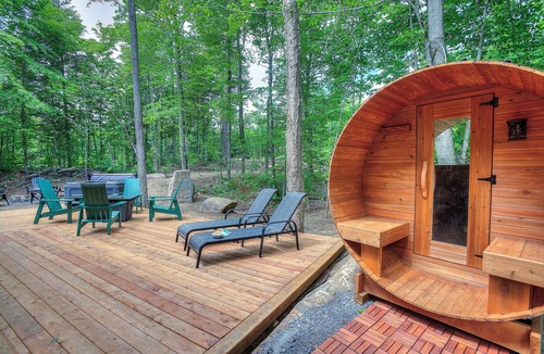 La Conception Cottage | Fall in Tremblant Jacuzzi Sauna Dogs welcome