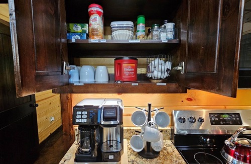 Hochatown Cabin | Family Lodge: 5 King Beds Hot Tub Game Deck Boat Parking