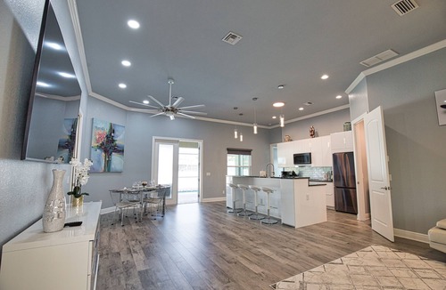 South Venice House | Family Venice Beach Retreat. Private Saltwater Screened Pool. 7min to the Beach