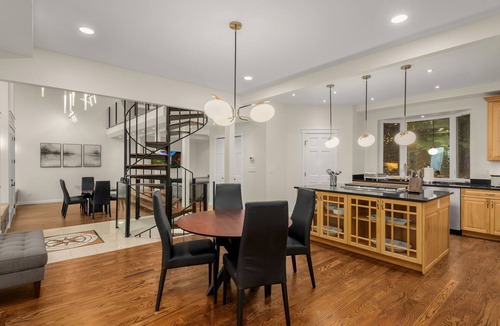 Sammamish House | Fantastic 5-bedroom house with AC in charming Sammamish