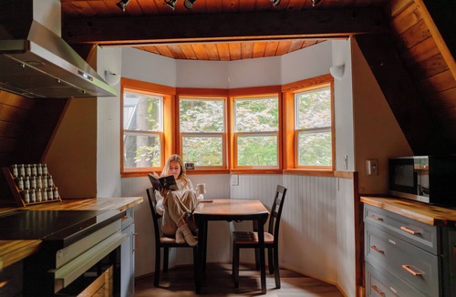 Baring House | Fern Haus: stunning mtn view, covered spa, pets + kids will love it!