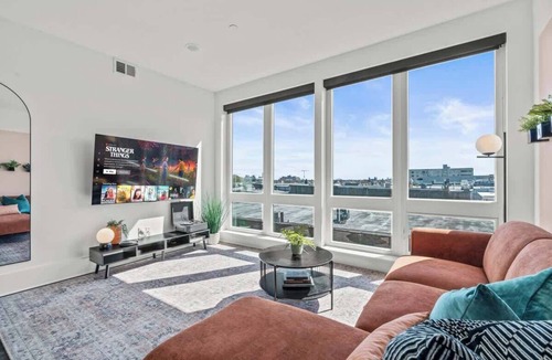 Passyunk Square Apartment | FIFA 10 Mins Away | Rooftop | Gym | King bed