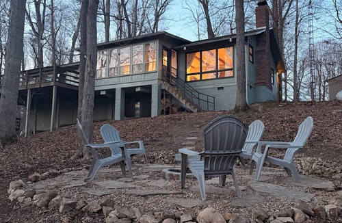 Eddyville House | Firepit + Master Suite + Seasonal Lake Views