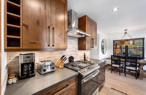 Estes Park House | Fly Rod Inn – Two Large Patios, Jacuzzi and Indoor/Outdoor Fireplace