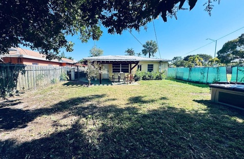 Poinsettia Heights House | Fort Lauderdale Gem Private Yard and Patio