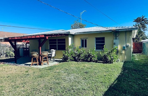 Poinsettia Heights House | Fort Lauderdale Gem Private Yard and Patio