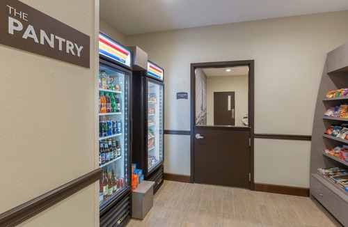Fremont Apartment | Free Breakfast. Pool Access. Suite Near Downtown.