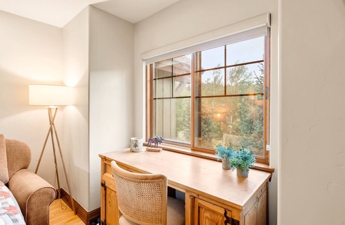 The Highlands House | Free Ski Shuttle! Mtn Views & Private Hot Tub