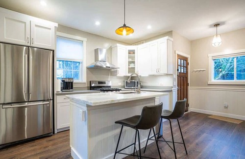 Fremont House | Fremont Haven: Bright, Comfortable & Central