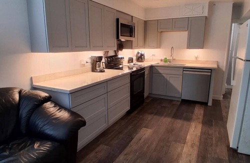 Venice Boat Rental | FRONT ROW VENICE MARINA 3 Bed 1 Bath Sleeps 10 HUGE FRONT DECK WD, ICE WIFI & TV