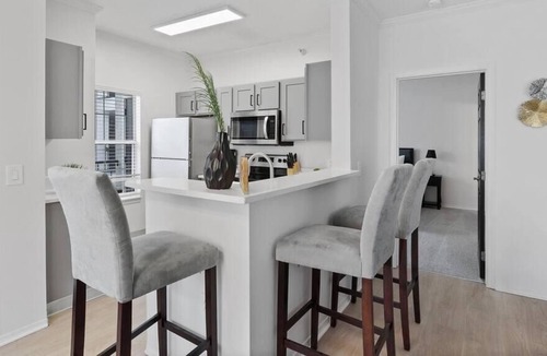 North Shore Apartment | Frontdesk | Spacious 2 BR in the North Side